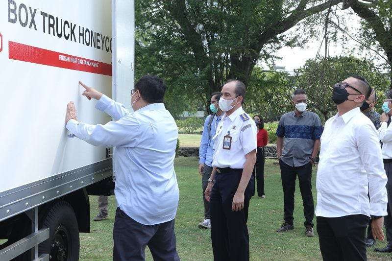 Truk Logistik