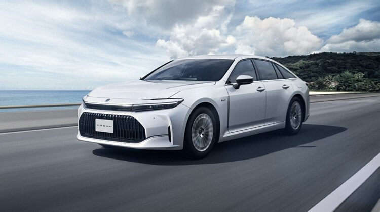 TOYOTA CROWN SEDAN 2024