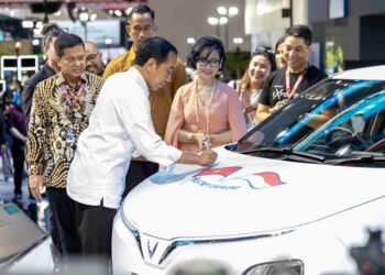 Presiden Joko Widodo menandatangani produk VinFast
