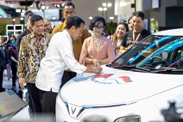 Presiden Joko Widodo menandatangani produk VinFast