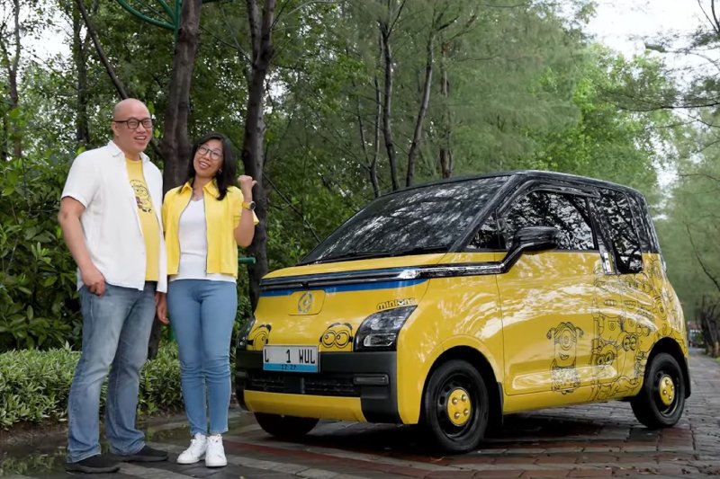 Konsumen Wuling Air EV lakukan touring dari Surabaya menuju Nol Kilometer