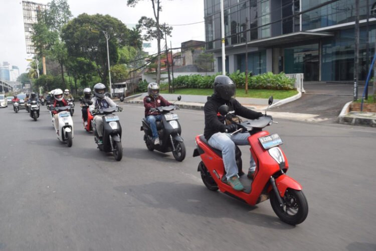 Riding Honda EM1