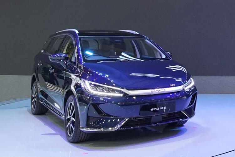 BYD M6