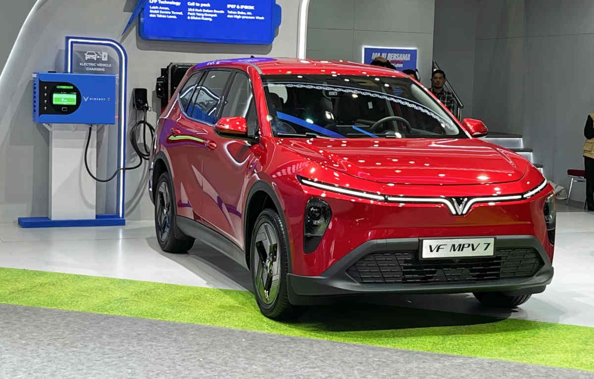 Harga VinFast VF MPV 7 Rp329 juta di IIMS 2026 - Otobisnis.id