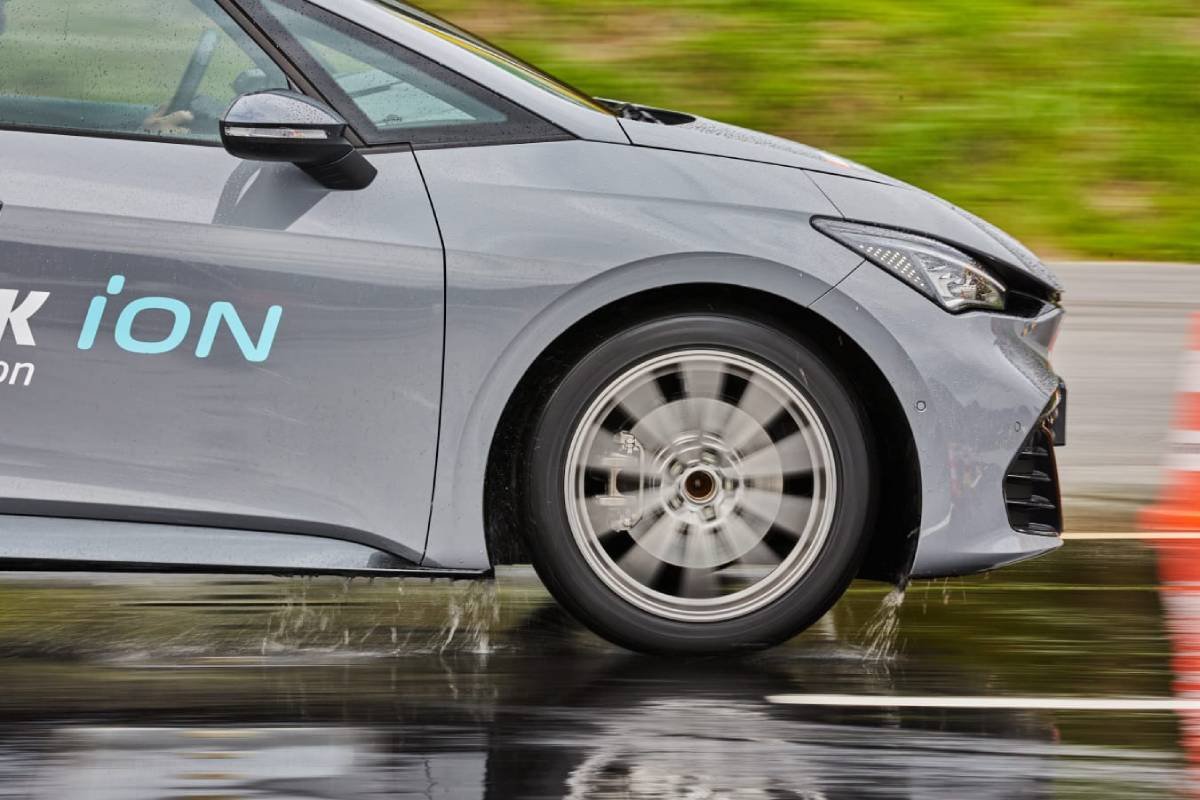 Ban mobil listrik Hankook iON